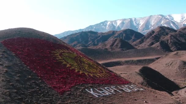 Bandera Kirguistán Encuentra Montaña Dibujo Una Bandera Suelo Imágenes Alta — Vídeos de Stock