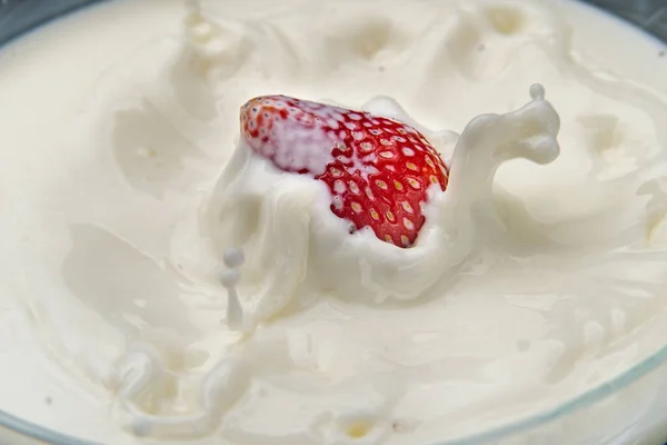 Φράουλα Που Πέφτει Παφλασμό Γάλα Απομονωμένο Λευκό Υψηλής Ποιότητας Φωτογραφία — Φωτογραφία Αρχείου