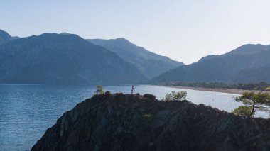 Olimpos manzarası - Chiraly plajı ve Akdeniz güneşli yaz günlerinde. Hindi. Yüksek kalite fotoğraf