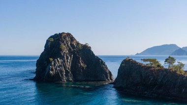 Olimpos manzarası - Chiraly plajı ve Akdeniz güneşli yaz günlerinde. Hindi. Yüksek kalite fotoğraf