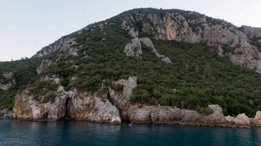 Olimpos manzarası - Chiraly plajı ve Akdeniz güneşli yaz günlerinde. Hindi. Yüksek kalite fotoğraf