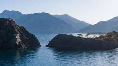 Olimpos manzarası - Chiraly plajı ve Akdeniz güneşli yaz günlerinde. Hindi. Yüksek kalite fotoğraf