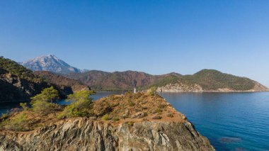 Olimpos manzarası - Chiraly plajı ve Akdeniz güneşli yaz günlerinde. Hindi. Yüksek kalite fotoğraf