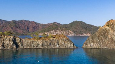 Olimpos manzarası - Chiraly plajı ve Akdeniz güneşli yaz günlerinde. Hindi. Yüksek kalite fotoğraf