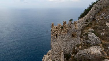 Türkiye 'nin Alanya kentindeki kaleden görüntü. Akdeniz 'deki körfez. Yüksek kalite fotoğraf