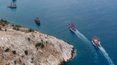Türkiye 'nin Alanya kentindeki kaleden görüntü. Akdeniz 'deki körfez. Yüksek kalite fotoğraf