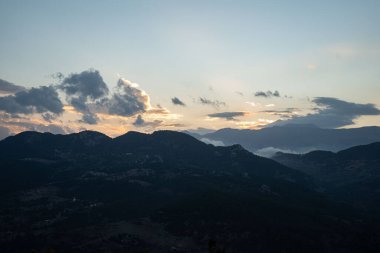 Dağların güzel manzarası. Türkiye 'deki dağlarda çekilmiş manzara fotoğrafı. Yüksek kalite fotoğraf