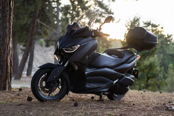 Türkiye, Scooter beyaz Yamaha Mobilet Türkiye dağlarında park halinde. Yüksek kalite fotoğraf