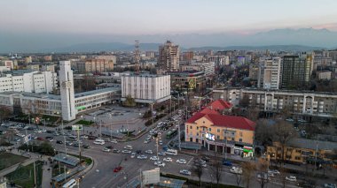 Gün batımında Kırgızistan 'ın Bişkek şehrinin hava manzarası. Yüksek kalite fotoğraf