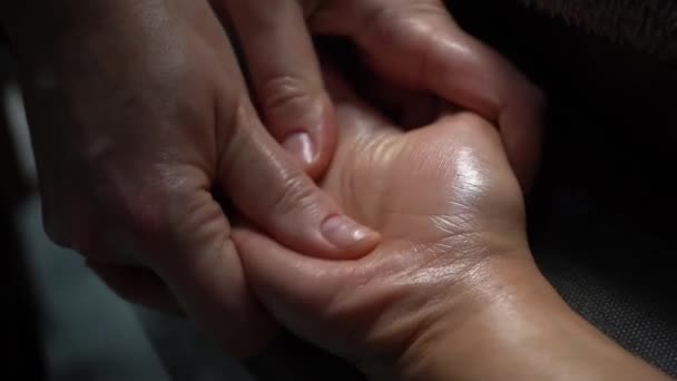 スパサロンでの手術マッサージ 美容サロンでのケア スパサロンで指と手首をマッサージする スパマニキュアの手順 高品質のフルHd映像 — ストック動画
