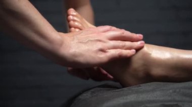 Profesyonel ayak masajı. Lüks kaplıca tedavisinin otantik görüntüleri. Büyüleyici bir ışık. Yüzeyin derinliği. Tarz sahibi ve renkli. Yüksek kaliteli FullHD görüntüler