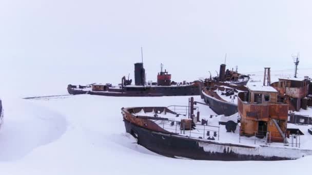 Πλοία Είναι Σκουριασμένα Και Εγκαταλελειμμένα Απορρίμματα Μετάλλων Βόρεια Θάλασσα Πάγος — Αρχείο Βίντεο