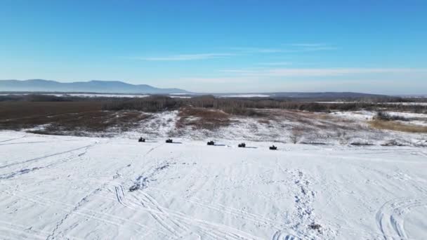 Vista Superior Atv Montar Campo Cubierto Nieve Disparo Aéreo Imágenes — Vídeo de stock