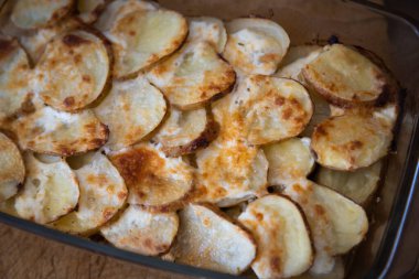 Baharatlı ve kıymalı kızarmış patates musakkası servis için hazır.