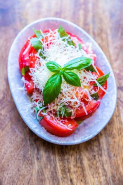 Taze ve çiğ domates salatası ve çeşitli malzemeler.