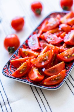 Taze ve çiğ domates salatası ve çeşitli malzemeler.