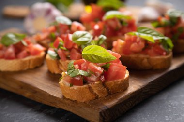 Klasik İtalyan bruschette ızgara ekmek dilimleri domates ve fesleğenli