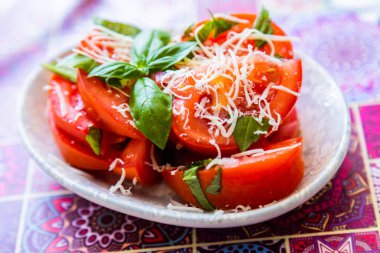 Taze ve çiğ domates salatası ve çeşitli malzemeler.