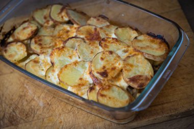 Baharatlı ve kıymalı kızarmış patates musakkası servis için hazır.