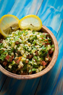 Bulgur, maydanoz, salatalık, domates, limon ve zeytinyağlı Lübnan usulü salata.