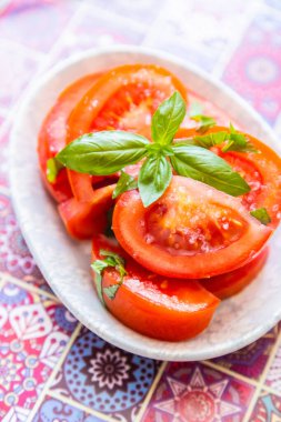 Taze ve çiğ domates salatası ve çeşitli malzemeler.