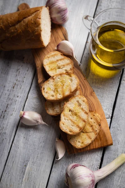 Klasické Italské Bruschette Grilované Plátky Chleba Česnekem Olivovým Olejem — Stock fotografie