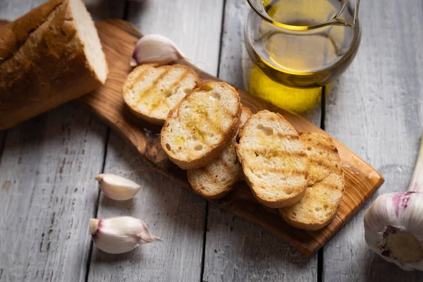 经典的意大利香肠烤面包片配上大蒜和橄榄油 — 图库照片