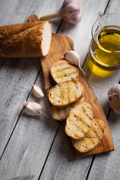 Klassisch Italienische Bruschette Gegrillte Brotscheiben Mit Knoblauch Und Olivenöl — Stockfoto