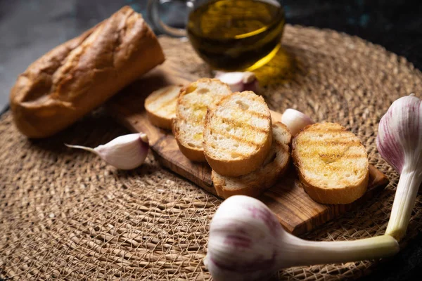 经典的意大利香肠烤面包片配上大蒜和橄榄油 — 图库照片