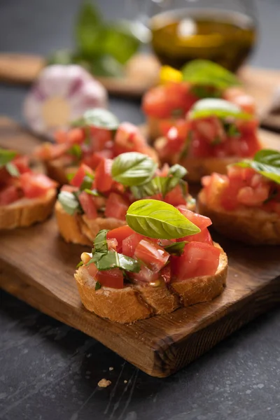 经典的意大利香肠烤面包片 配以西红柿和罗勒 — 图库照片