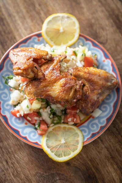 Kızarmış Tavuk Kanadı Tabbouleh Salatalıklı Bulgur Salatası — Stok fotoğraf