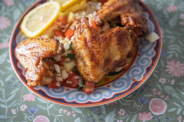 Gegrillte Chicken Wings Mit Tabbouleh Bulgur Salat Mit Tomaten Gurke — Stockfoto