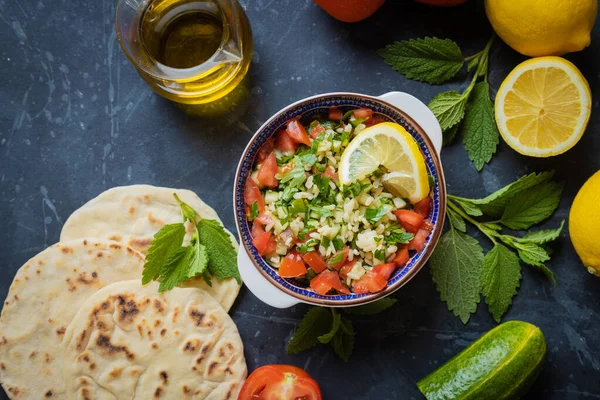 Libanoni Asztali Saláta Bulgárral Petrezselyemmel Uborkával Paradicsommal Citrommal Olívaolajjal — Stock Fotó