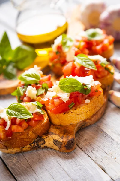 经典的意大利香肠烤面包片 配以西红柿 罗勒和莫扎拉奶酪 — 图库照片