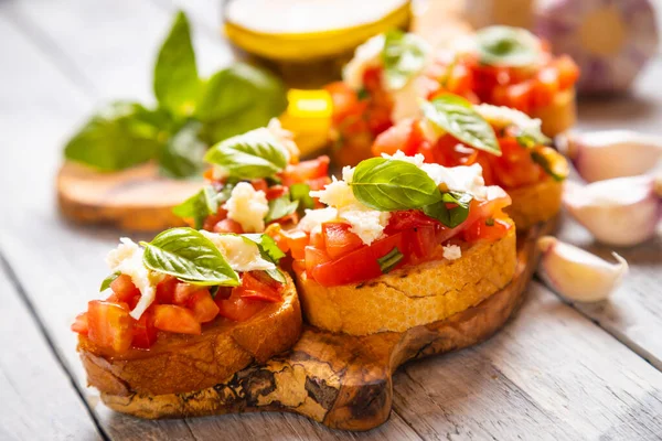 Klassisk Italiensk Bruschett Grillade Brödskivor Med Tomat Basilika Och Mozzarellaost — Stockfoto