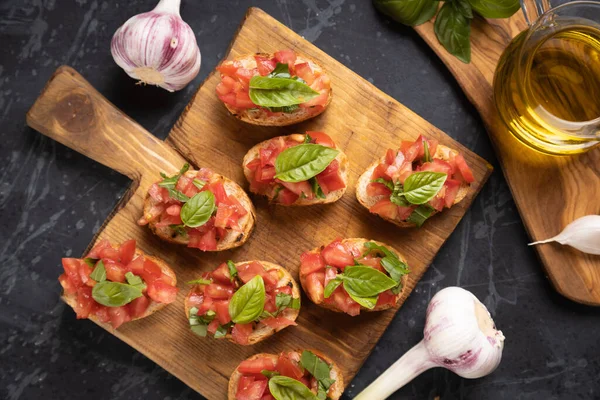 Klassisch Italienische Bruschette Gegrillte Brotscheiben Mit Tomate Und Basilikum — Stockfoto