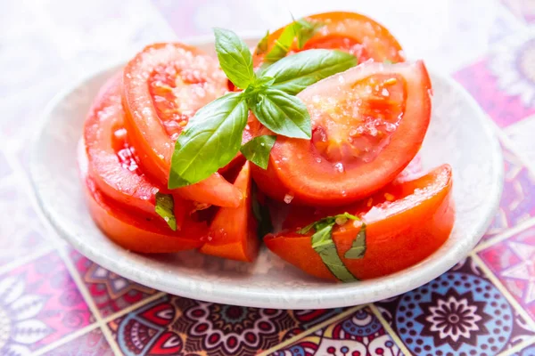 Freash Surowe Sałatka Pomidorowa Różnych Innych Składników — Zdjęcie stockowe