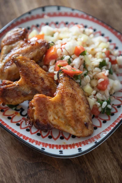 Gegrillte Chicken Wings Mit Tabbouleh Bulgur Salat Mit Tomaten Gurke Stockfoto