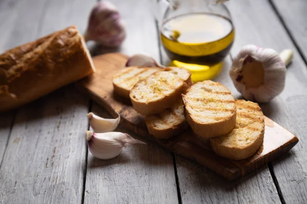 经典的意大利香肠烤面包片配上大蒜和橄榄油 图库图片