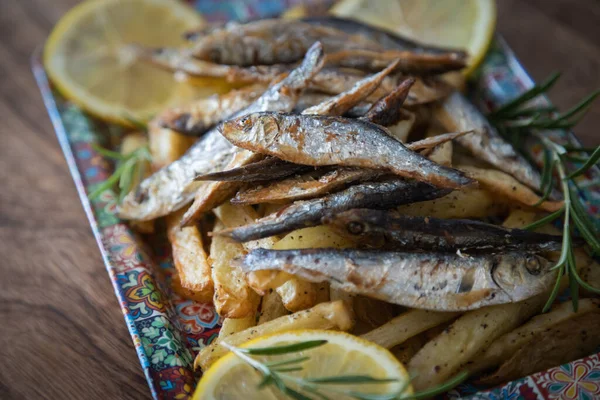 イワシの焼き魚 おいしいと健康的な地中海料理 ロイヤリティフリーのストック写真