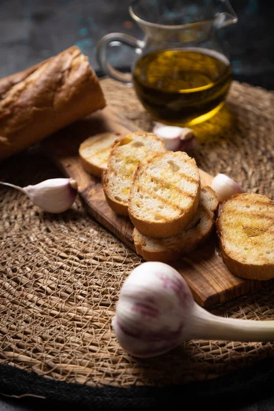 经典的意大利香肠烤面包片配上大蒜和橄榄油 图库照片