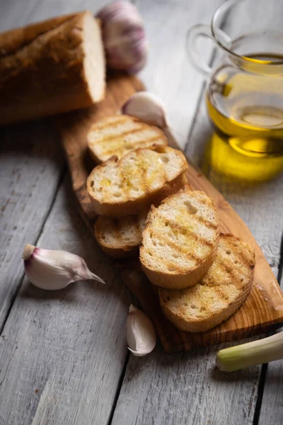 Klassisch Italienische Bruschette Gegrillte Brotscheiben Mit Knoblauch Und Olivenöl lizenzfreie Stockbilder