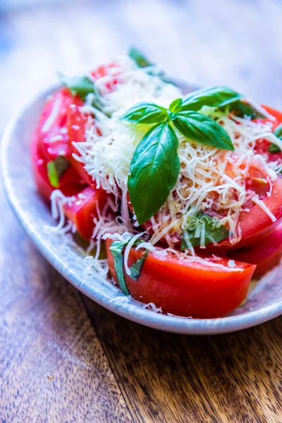 他の様々な成分と新鮮な生トマトサラダ ストックフォト