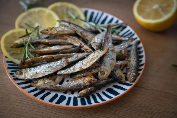 Gegrillter Sardinenfisch Schmackhaftes Und Gesundes Mediterranes Essen lizenzfreie Stockbilder