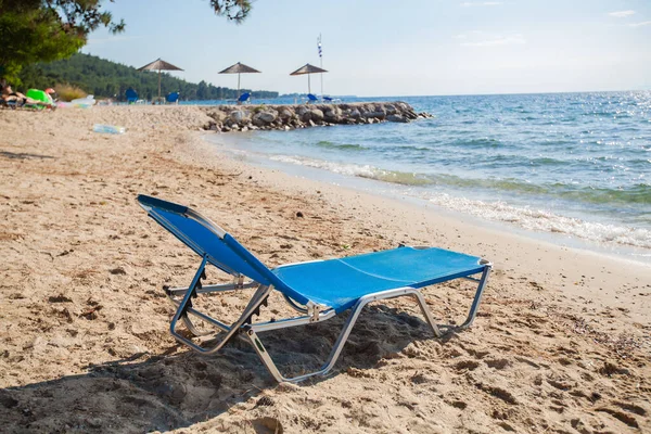 Připraven Letní Dovolenou Relaxaci Prázdné Lehátko Písečné Pláži Mořské Vlny — Stock fotografie