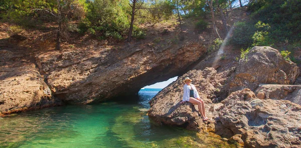 Mujer Camisa Blanca Sombrero Sentada Las Rocas Por Entrada Cueva — Foto de Stock