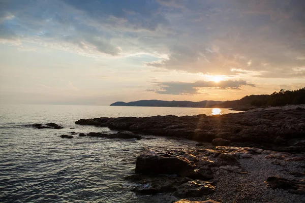 浪漫的夏日日落或海景地平线上的日出景观 水面上的阳光反射 石滩上的黄金时间灯 — 图库照片