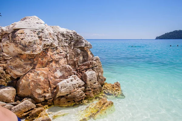 Prachtige Scène Van Het Zomerlandschap Turquoise Kleur Van Zee Rotsachtige — Stockfoto