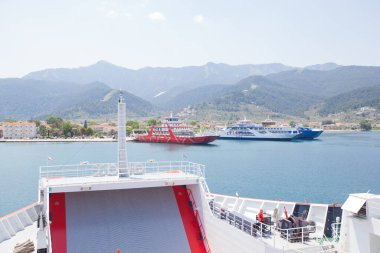 Yaz seyahati istikameti. Yunanistan 'ın Keramoti adası Thassos limanındaki yolcu feribotu. Feribottan görünüm.