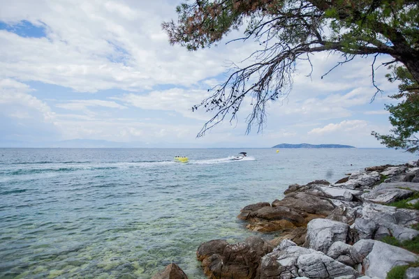 暑假旅游的人坐快艇在气垫上玩得很开心 海景绿松石色 — 图库照片